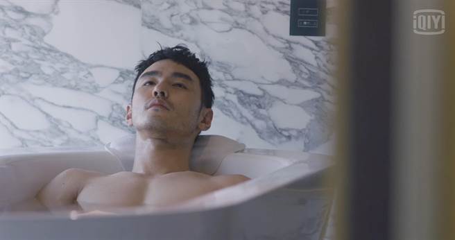 阮经天在《舌尖上的心跳》泡澡秀胸肌。（爱奇艺国际站提供）