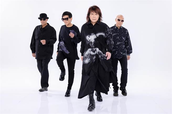 伍佰（右二）歡慶生日，宣布將開演搖滾歌劇。（太空彈劇團提供）
