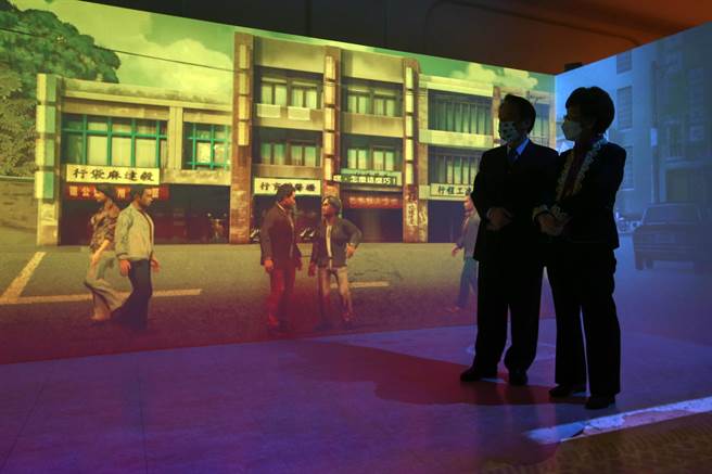 国史馆14日举行5G智慧展示大平台暨沉浸式剧场发表会，现场展示台湾歷史上的选举主题，国史馆长陈仪深、前副总统吕秀莲出席并参观展间。（邓博仁摄）  