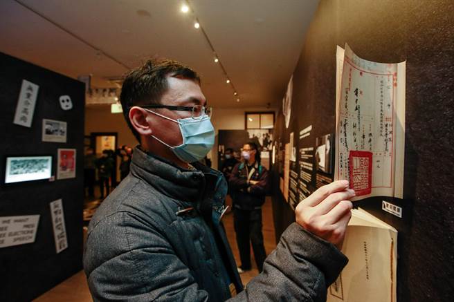 国史馆14日举行5G智慧展示大平台暨沉浸式剧场发表会，现场展示台湾歷史上的选举主题，吸引民眾参观相关文物。（邓博仁摄）