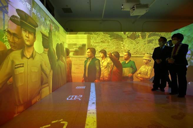 国史馆14日举行5G智慧展示大平台暨沉浸式剧场发表会，现场展示台湾歷史上的选举主题，国史馆长陈仪深、前副总统吕秀莲出席并参观展间。（邓博仁摄）  