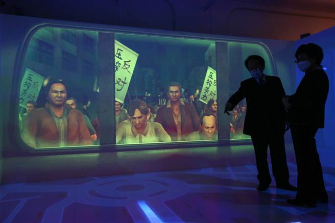 国史馆14日举行5G智慧展示大平台暨沉浸式剧场发表会，现场展示台湾歷史上的选举主题，国史馆长陈仪深、前副总统吕秀莲出席并参观展间。（邓博仁摄）  