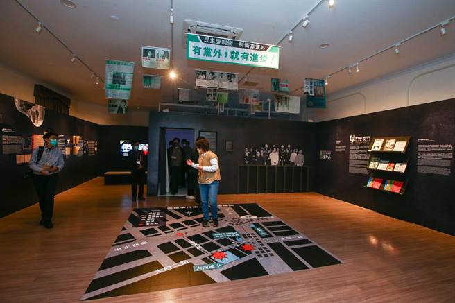 国史馆14日举行5G智慧展示大平台暨沉浸式剧场发表会，现场展示台湾歷史上的选举主题，吸引民眾参观相关文物。（邓博仁摄）