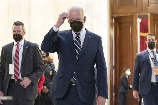 拜登上任的第一年多灾多难，不过专家指出，雷根、柯林顿等人也同样在执政初期陷入低潮，现在要称拜登「失败」还言之过早。（图／美联社）