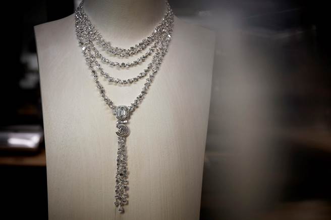 香奈儿ETERNAL N°5 可转换式项炼是展场最具代表性的作品，1亿8478万7000元。（CHANEL提供）