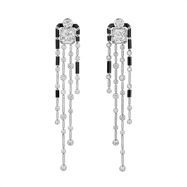 香奈儿N°5系列黑白对比Black &amp; White Silhouette 耳环，钻石与玛瑙，2540万8000元。（CHANEL提供）