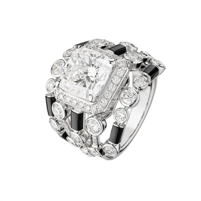 香奈儿N°5系列黑白对比Black &amp; White Silhouette 戒指，钻石与玛瑙，2617万8000元。（CHANEL提供）