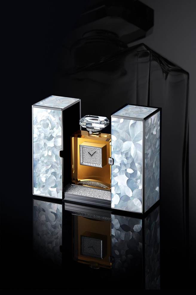 香奈儿N°5座钟，瓶身以黄水晶打造，价格店洽 。（CHANEL提供）