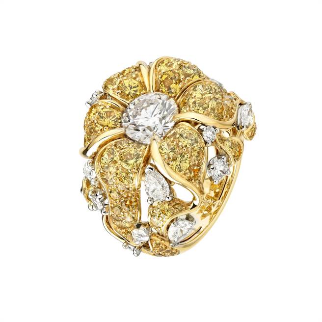 香奈儿Ylang Ylang戒指，钻石、黄色蓝宝石等，1184万元。（CHANEL提供）