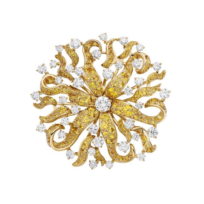 香奈儿Ylang Ylang胸针，钻石、黄色蓝宝石等，693万6000元。（CHANEL提供）
