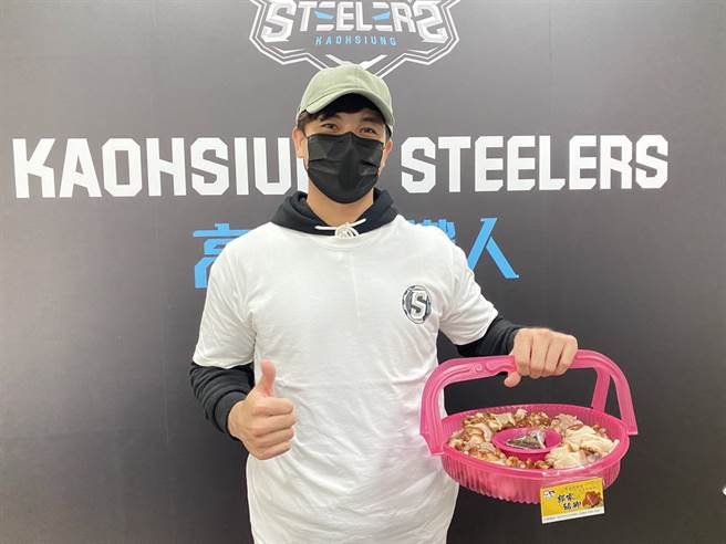 统一狮球员郭阜林今天来看高雄钢铁人比赛，也没忘记替郭家猪脚宣传。(黄及人摄)