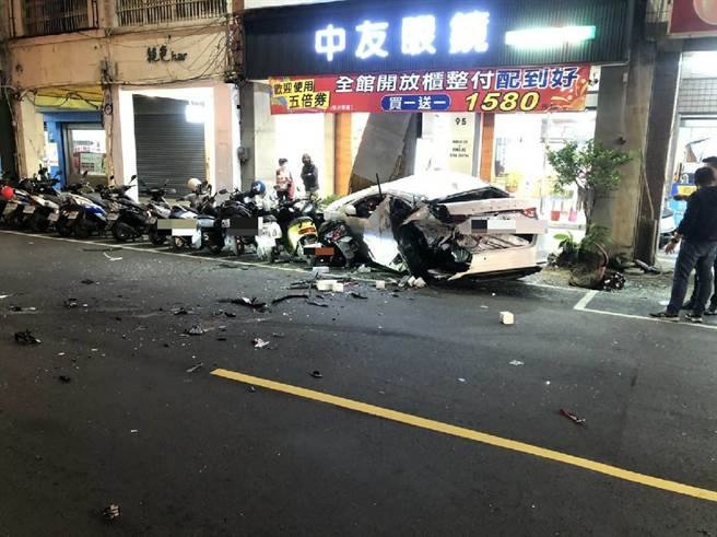 彰化市光復路14日晚上7点23分发生轿车强烈撞击车祸，白色轿车停在停车格，被撞得粉碎，初步调查没有酒驾。（彰化警分局提供／吴敏菁彰化传真）