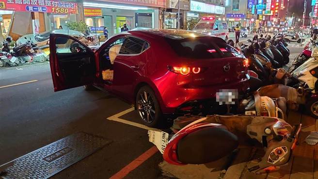 彰化市光復路14日晚上7点23分发生轿车强烈撞击车祸，初步调查没有酒驾。（彰化踢爆网提供／吴敏菁彰化传真）