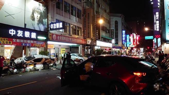 彰化市光復路14日晚上7点23分发生轿车强烈撞击车祸，初步调查没有酒驾。（彰化踢爆网提供／吴敏菁彰化传真）