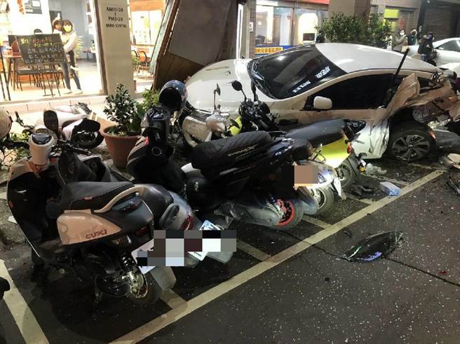 彰化市光復路14日晚上7点23分发生轿车强烈撞击车祸，白色轿车停在停车格，被撞得粉碎，初步调查没有酒驾。（彰化警分局提供／吴敏菁彰化传真）