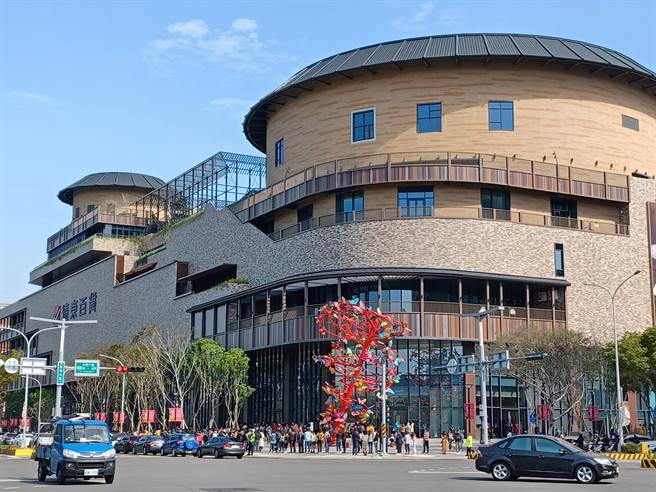 竹北大远百今天(14日)试营运，12点前就已有千人在现场排队等开门。(图／新竹爆料公社)