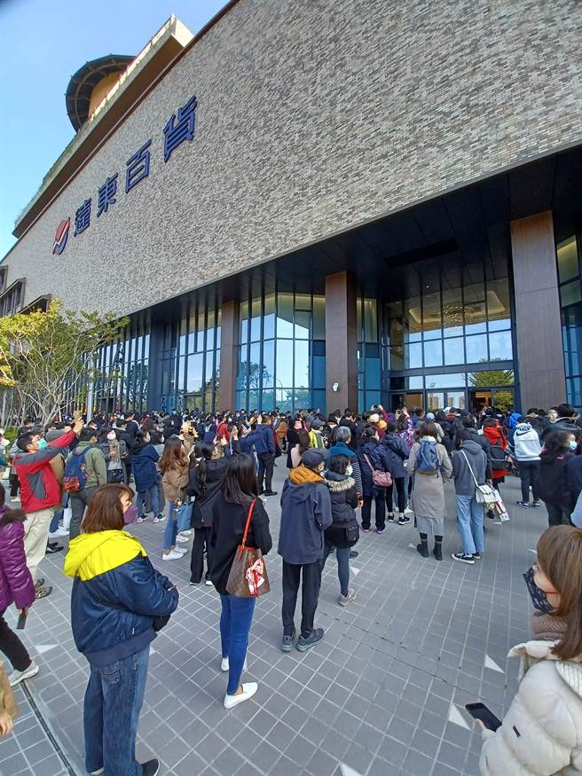 现场排队照片曝光，挤得水泄不通，让网友直摇头，表示疫情若爆发真的不意外。(图／新竹爆料公社)