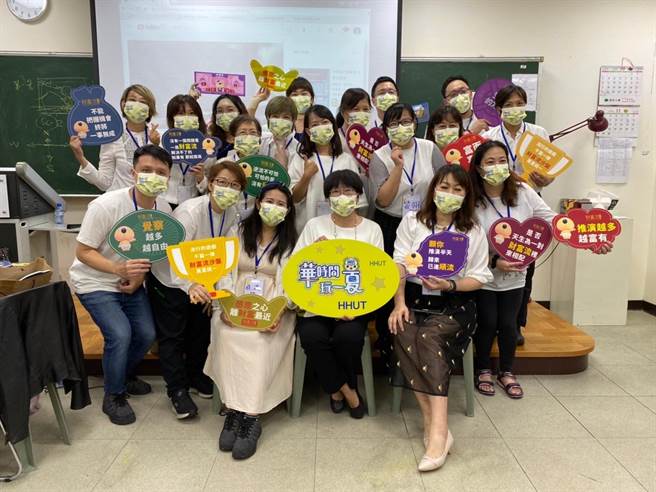 华夏科大办理一场大学生与乐龄学生共学，促成青银两代之相互理解共处，激盪对生命的价值创新。（华夏科大提供）