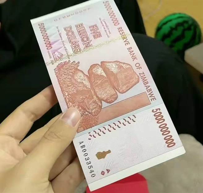 大陆一名男子包了「50亿」的大红包给外甥和外甥女，引爆网友热议。（图／翻摄自微博）