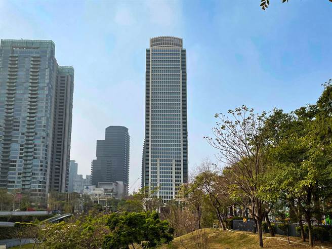 位于台中市7期秋红谷生态公园第一排的「联聚瑞和大厦」，以均价71.4万元成为台中新豪宅王。（卢金足摄） 