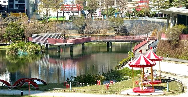 台中市秋红谷生态公园占地3公顷多，园区内有湖泊、观景桥、绿树扶疏。（卢金足摄）