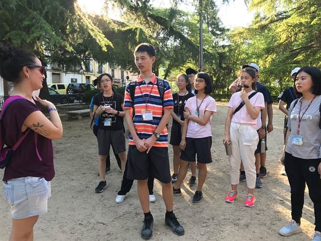 高诠贺(中)参加普台之翼西班牙教育旅行，体验了完全不一样的课堂氛围，从跟当地人的互动中实际感受语言的实用性。