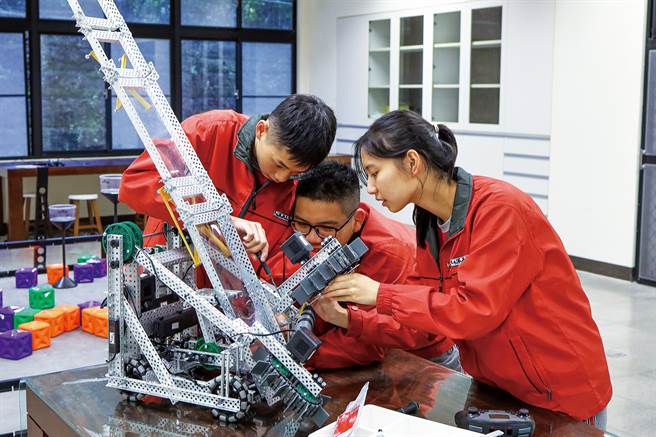 高中课业繁忙之余，高诠贺(左)也主动积极参加学校的多元活动与课程，图为机器人课程。