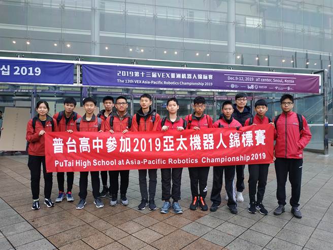 第13届VEX亚太区机械人锦标赛获颁「Judges Award(评审奖)」。高诠贺为照片中左6。