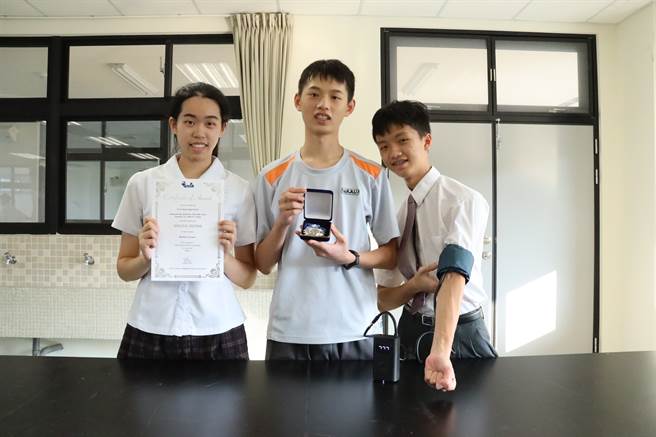 「2020 iWorld发明竞赛」摘银，高诠贺与同学合作研发的「新式止血带」，将传统止血带改良成充气式的创意，获得专业评审团的肯定与青睐。