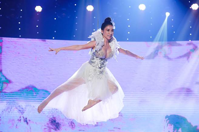 张家玮大胆挑战6米高空吊钢丝跳舞。（民视提供）