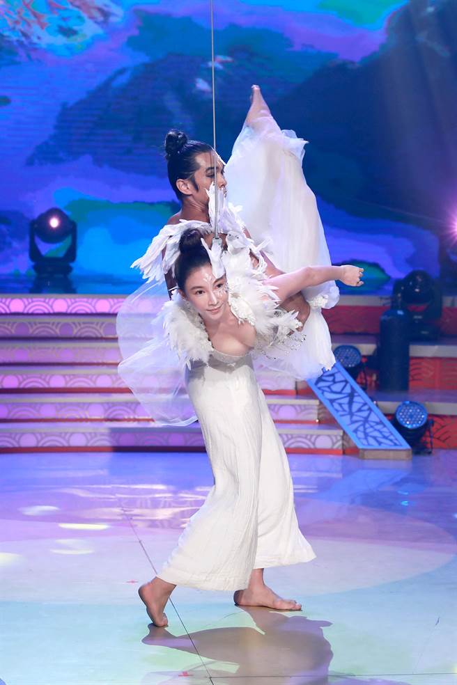 张家玮傲人上围很吸睛。（民视提供）