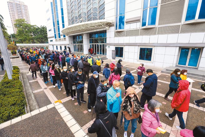 新北市政府重启中大型疫苗接种站，提供莫德纳疫苗第1、2及追加剂的接种服务。三重综合体育馆13日一早涌进许多民眾前来接种，排队人龙看不到尽头。（黄世麒摄）