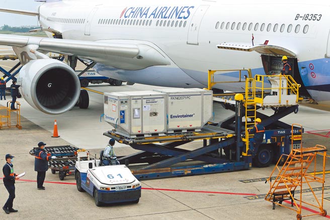 台湾自购第16批约146.15万剂阿斯特捷利康（AZ）疫苗13日下午抵台，这是今年首批运抵台湾的新冠疫苗，也让阿斯特捷利康公司完成于一年内向台湾供应1000万剂AZ新冠（COVID-19）疫苗的合约。（陈麒全摄）