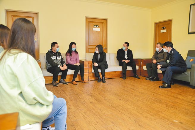 F-16V戰機11日墜海，飛官陳奕仍失聯；總統蔡英文（右四）13日南下嘉義探視家屬，國安會祕書長顧立雄（右三）、國防部長邱國正（右二）等人陪同，總統指示搜救的事情要做徹底、速度要快。（總統府提供）