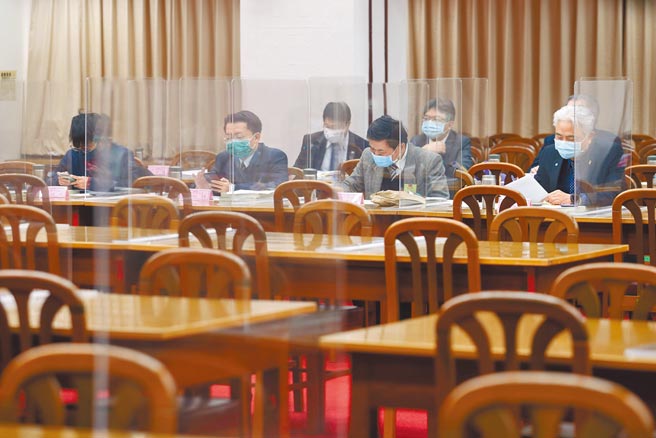 立法院13日举行第10届修宪委员会公听会，邀请学者专家提出意见，出席立委寥寥可数。（王英豪摄）