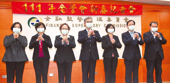 金管会主委黄天牧（中）13日率保险局长施琼华（左起）、银行局长庄琇媛、副主委萧翠玲、邱淑贞（左五起）、证期局长张振山、检查局长张子浩，向民眾拜早年。黄天牧称乐观看待2022年台股表现。（黄世麒摄）