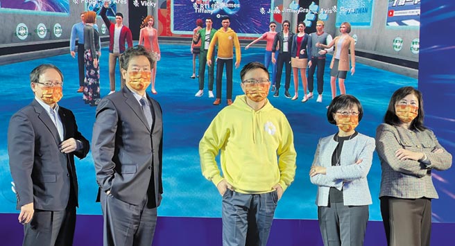 贸协董事长黄志芳（中）13日在「虚拟会场」（背后萤幕）透过「虚拟分身」介绍2022年推动业务重点。（中央社）