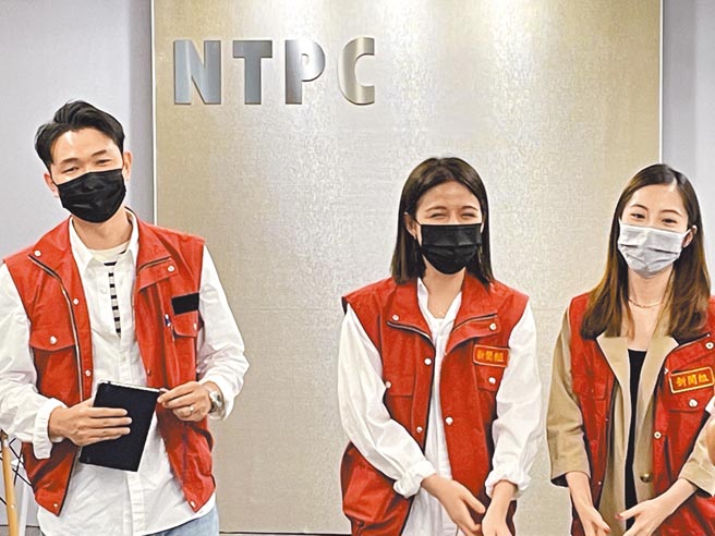 新北市政府副发言人吕家恺（左起）、戴湘仪、蔡畹蓥，在「超强母鸡」侯友宜的带领下，对现任议员造成不小压力。（蔡雯如）