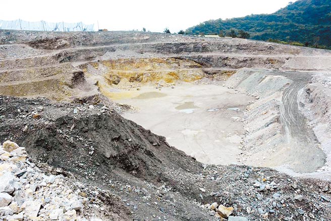 花莲县政府开徵矿石税，有业者认涨幅过大向法院提起诉讼。近日2件官司都判县府败诉。（本报资料照片）