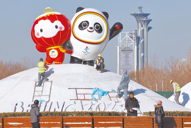 國際奧會人員已進駐北京冬奧閉環區。圖為北京2022年冬奧會和冬帕奧會吉祥物「冰墩墩」、「雪容融」亮相北京北辰路。（中新社）