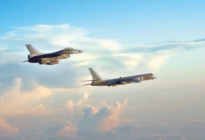 大陸涉台人士近來頻頻發言，強調今年共機繞台會更多。圖為先前中共轟6型機實施遠海長航訓練，我空軍司令部全程派機監控，並公布F-16戰機（左）升空監控共機轟6（右）的畫面。（空軍司令部提供）