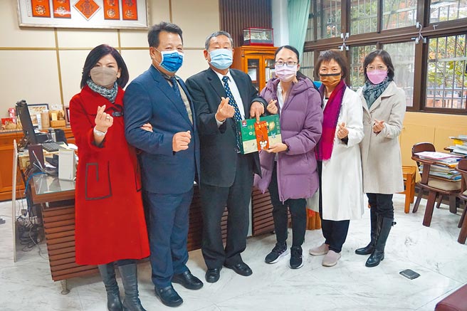 新北市土城區清水高中黃姓女校友感念校方16年前伸援濟助，昨日自願捐出年終，盼幫助更多清寒學弟妹。（新北市清水高中提供／蔡雯如新北傳真）