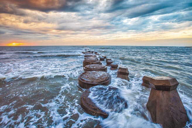 新竹县政府改造新丰乡凤坑渔港「红豆饼」打卡拍照秘境，游客要年底才能进入拍美照。（罗浚滨摄）