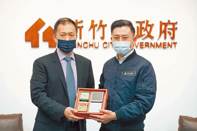 美商英特尔台湾分公司总经理刘景慈（左）拜会新竹市长林智坚，就智慧交通、产业发展进行交流。（新竹市府提供／邱立雅竹市传真）