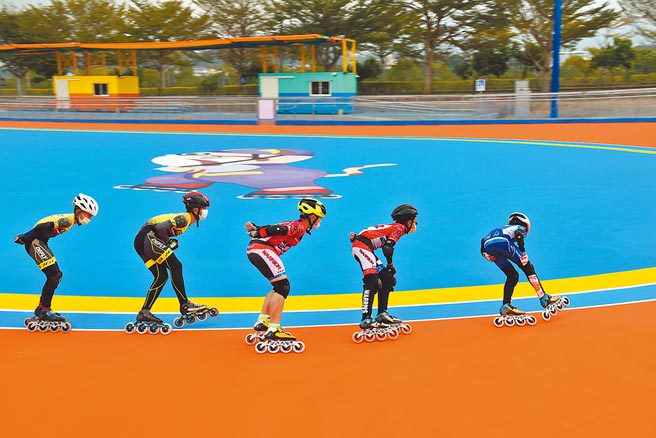 苗栗县首座标准直排轮竞技场，13日正式启用。（谢明俊摄）