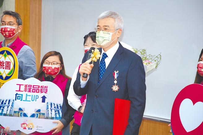 桃园市副市长李宪明从全国数万公共工程从业人员中脱颖而出，荣获行政院公共工程委员会颁发的公共工程三等奖章殊荣，表彰其在公共工程领域的杰出表现与卓越贡献。（工务局提供／蔡依珍桃园传真）