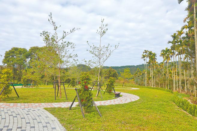南投县鱼池乡公所为活化土地，将禁葬的鱼池11公墓改造成千坪公园，透过全面植树及绿化，让民眾多一个可以休閒游憩的公园。(公所提供/吴建辉南投传真)