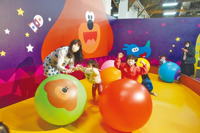 林舒语（左）昨带2个儿子逛展览，玩得不亦乐乎。（宽宏艺术提供）