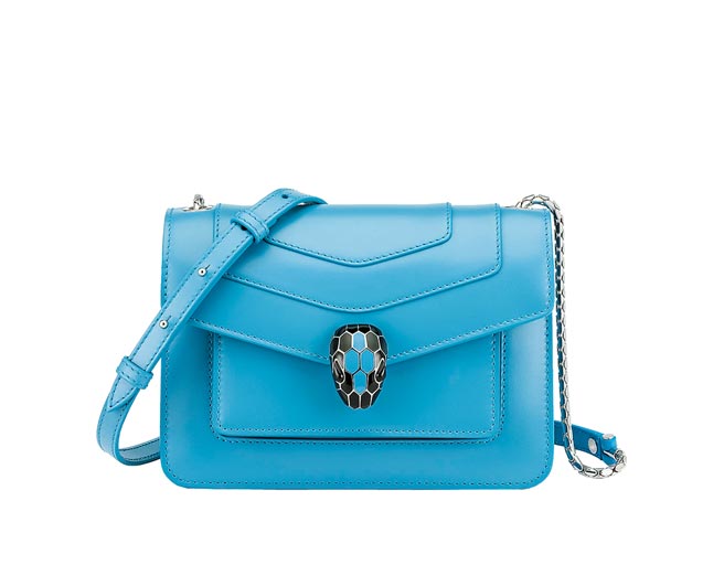 宝格丽Serpenti Forever尼加拉蓝宝石色小牛皮手提肩背包，8万9700元。（BVLGARI提供）