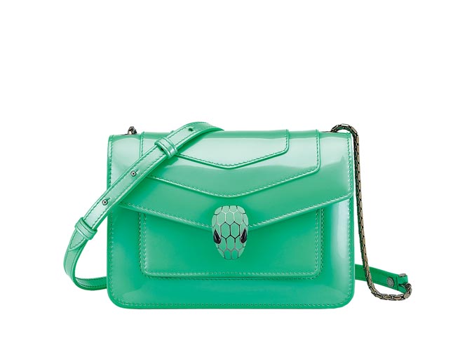 宝格丽Serpenti Forever春天橄榄石色小牛皮斜背包，8万9700元。（BVLGARI提供）